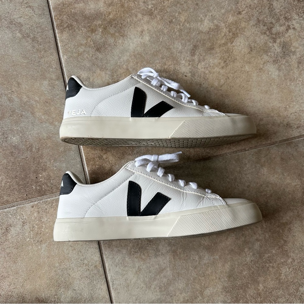 SO PERFECT WOMENS VEJA V-10 WHITE W/ BLACK LEATHER SNEAKERS SHOES SZ 8 - Picture 3 of 7